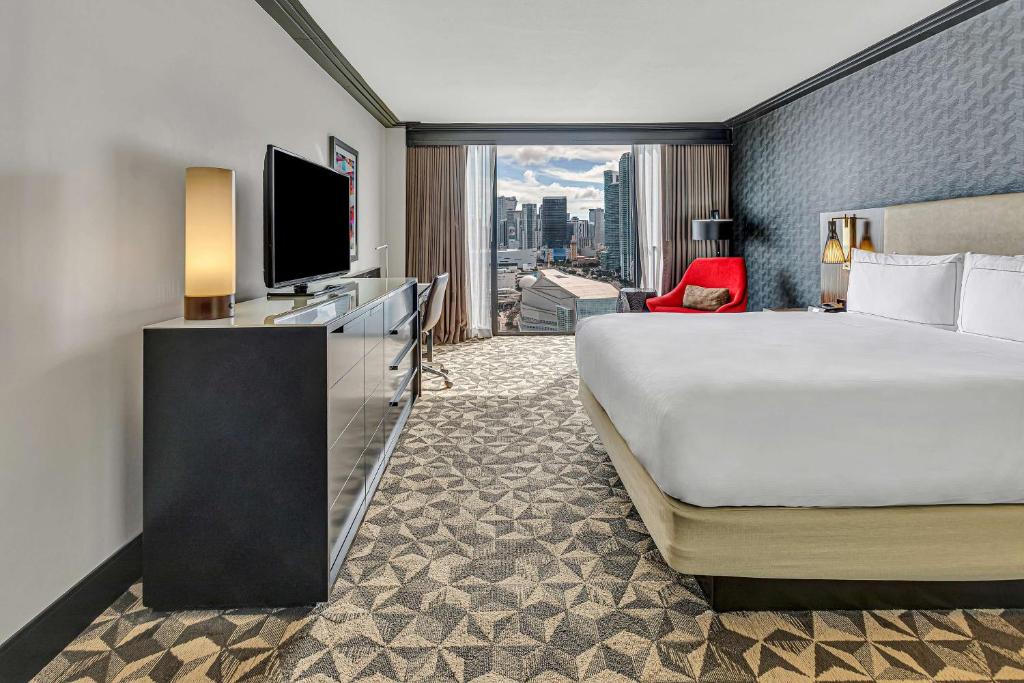 Postel nebo postele na pokoji v ubytování Hilton Miami Downtown