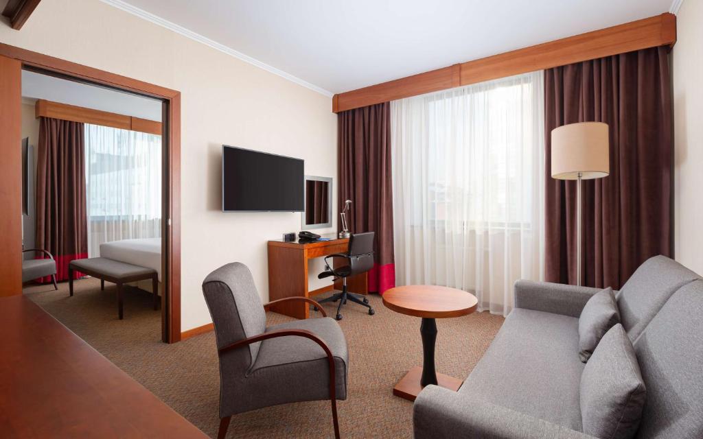 DoubleTree by Hilton Novosibirsk - Королевский люкс