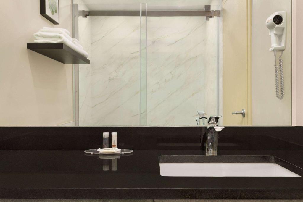 Days Inn by Wyndham Montreal East - Resim 26