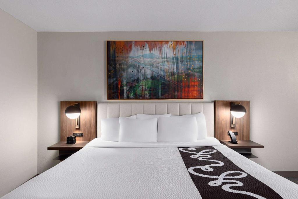 Postelja oz. postelje v sobi nastanitve La Quinta by Wyndham Knoxville Central Papermill