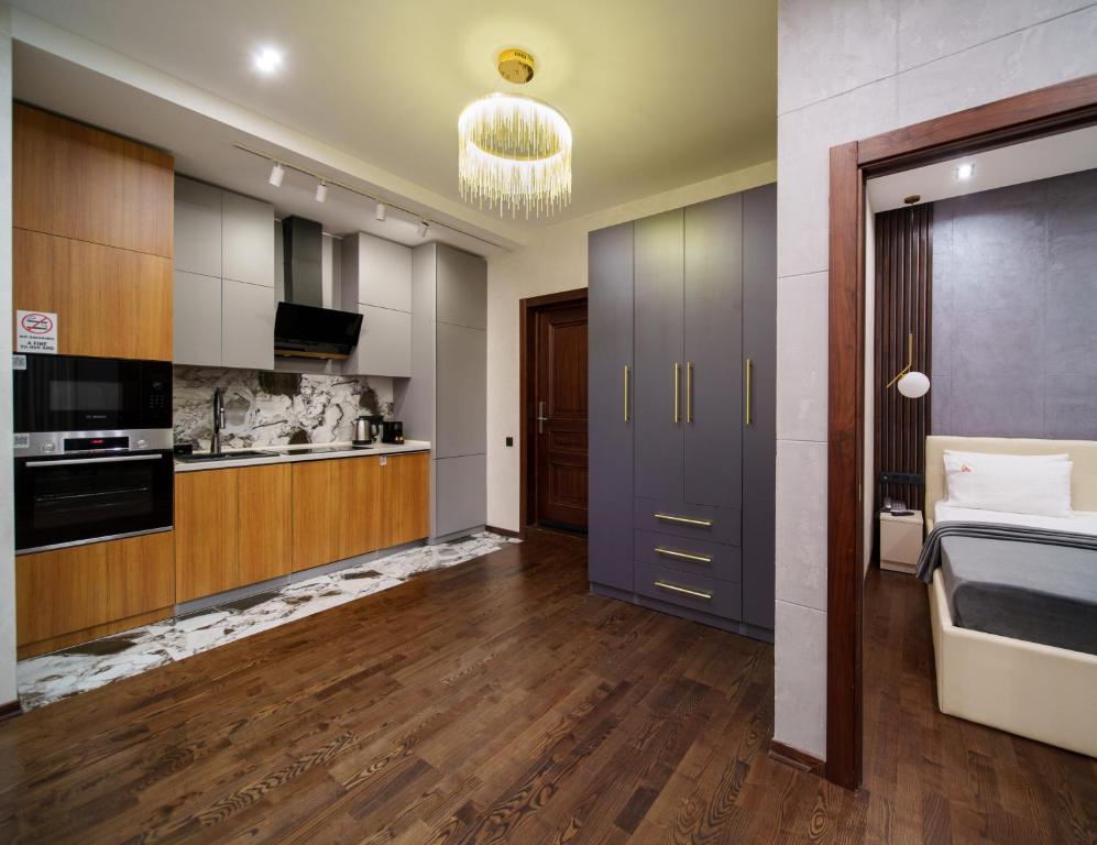 Kuchyň nebo kuchyňský kout v ubytování Arch Apart Hotel