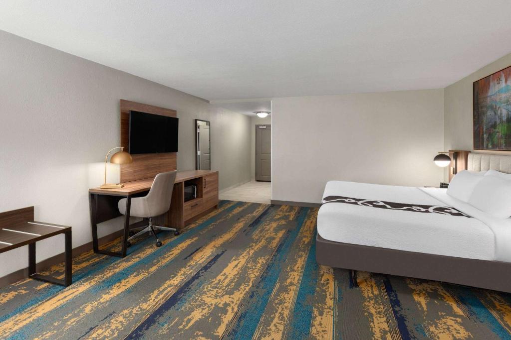 La Quinta by Wyndham Knoxville Central Papermill photo