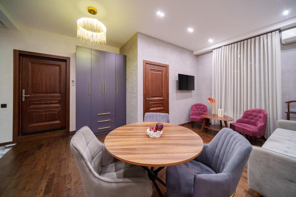 TV a/nebo společenská místnost v ubytování Arch Apart Hotel