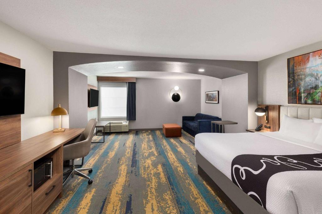 La Quinta by Wyndham Knoxville Central Papermill photo