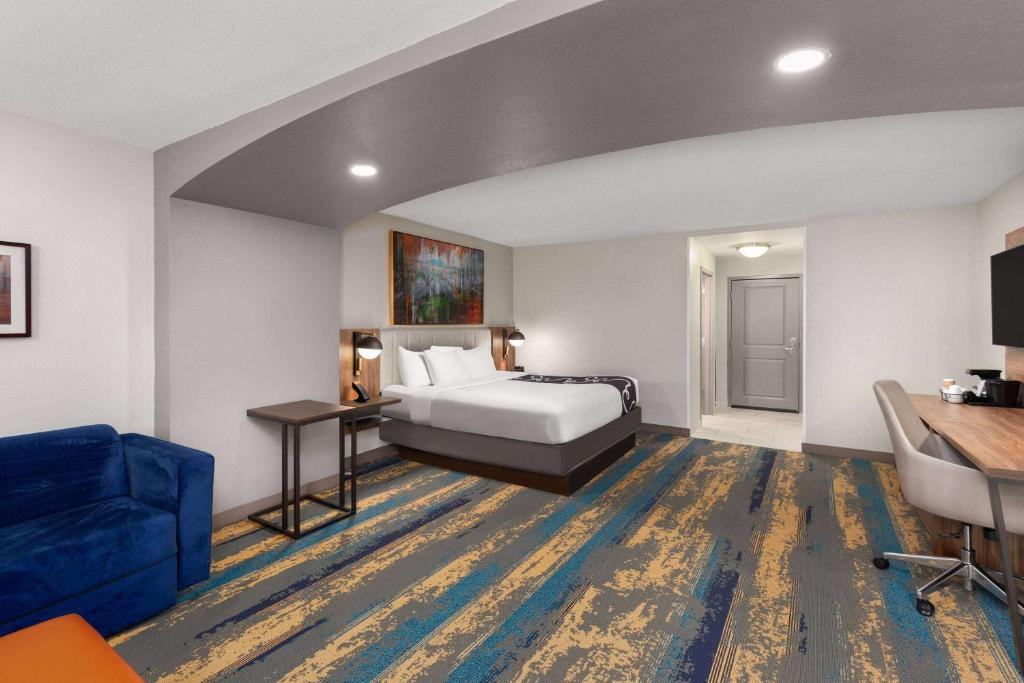 La Quinta by Wyndham Knoxville Central Papermill photo