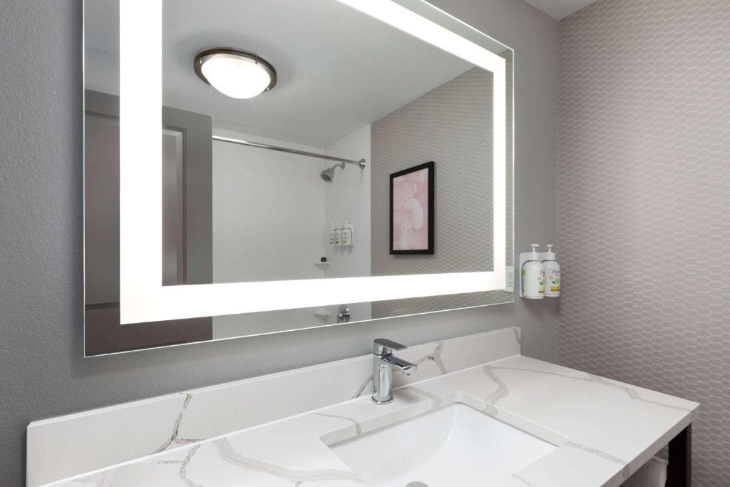 La Quinta by Wyndham Knoxville Central Papermill photo