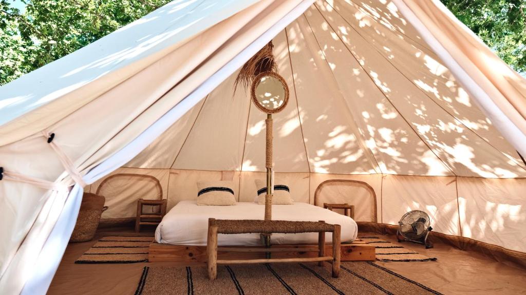 een slaapkamer in een tent met een bed bij HolaCamp Gandía in Daimús