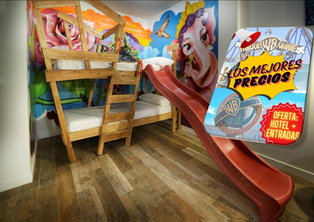 1 dormitorio infantil con litera y un mural de películas de Disney en Apartamentos El Volante II en Ciempozuelos