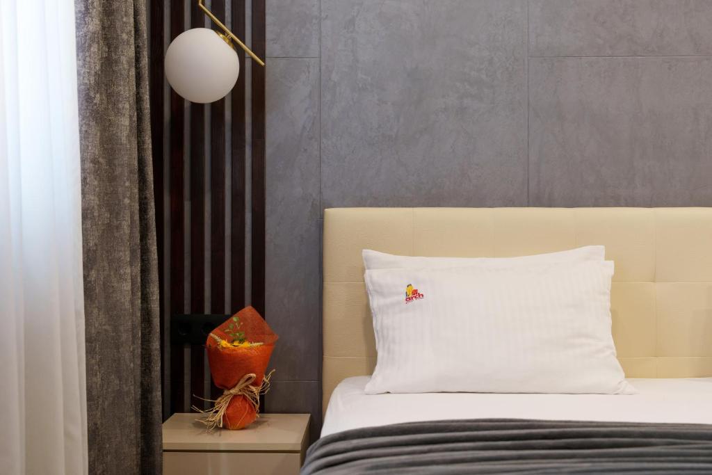 Postel nebo postele na pokoji v ubytování Arch Apart Hotel