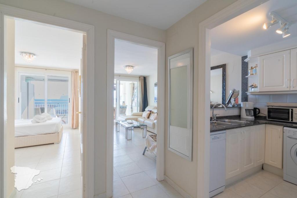 A kitchen or kitchenette at CostaBlancaDreams Nautico in Calpe
