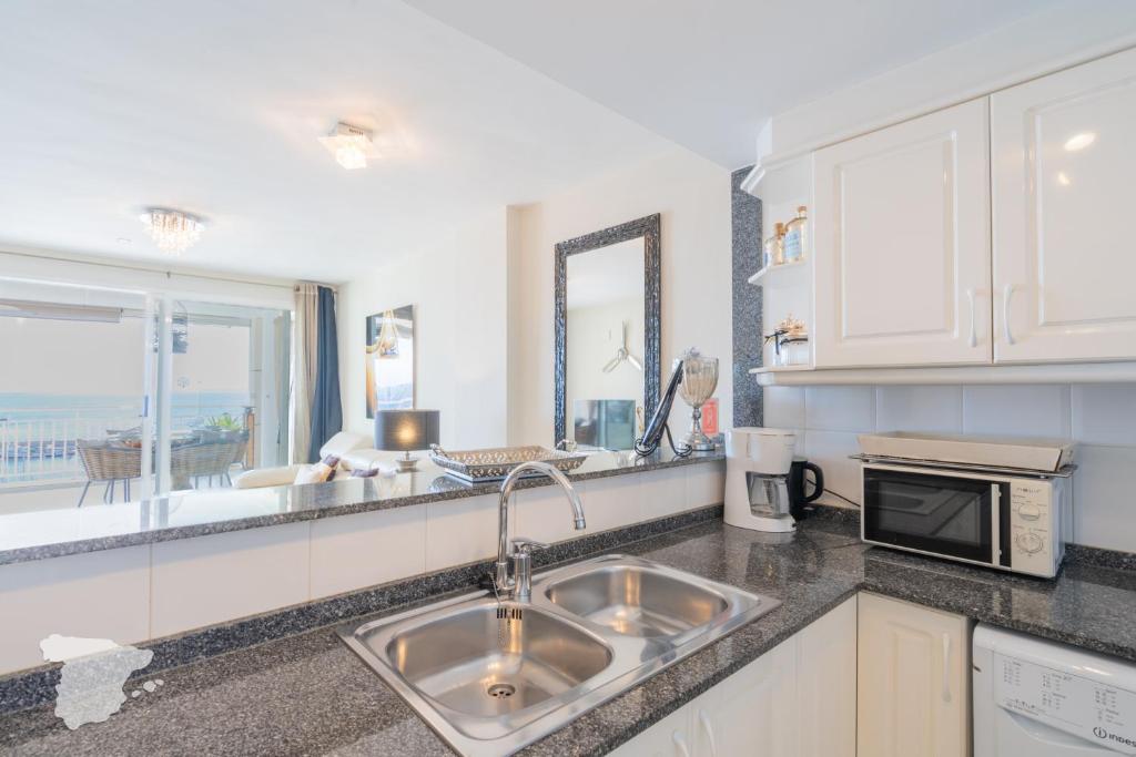 A kitchen or kitchenette at CostaBlancaDreams Nautico in Calpe