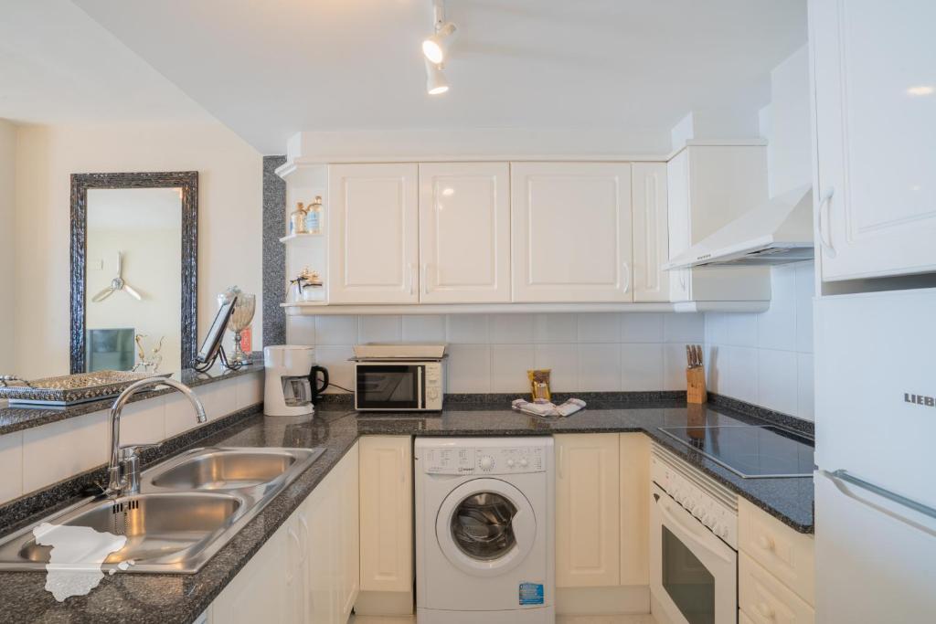 A kitchen or kitchenette at CostaBlancaDreams Nautico in Calpe