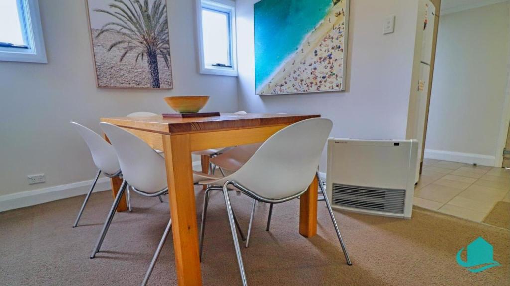 a table and four chairs in a room at Catho Cottage in Catherine Hill Bay