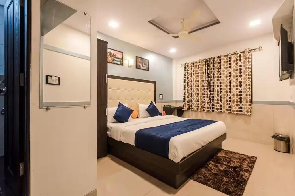 1 dormitorio con 1 cama extragrande en Hotel Akasa Inn en Bombay