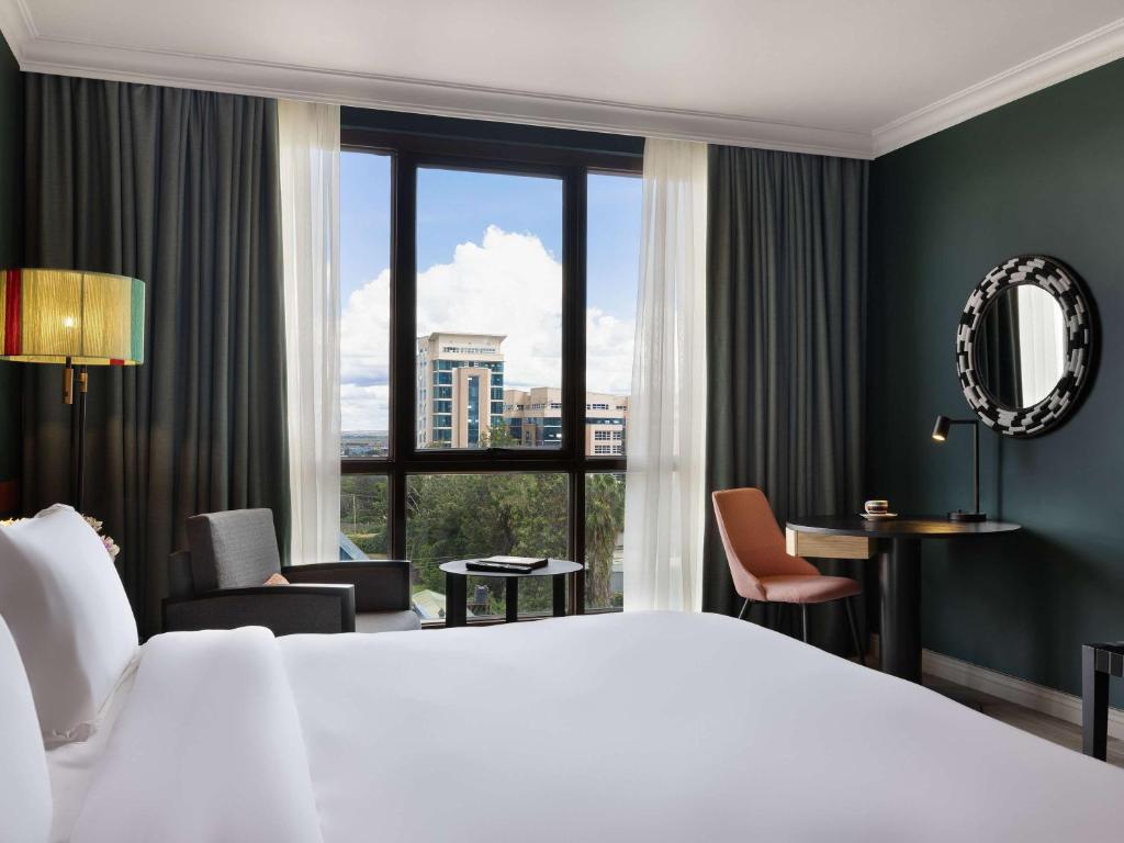 Postel nebo postele na pokoji v ubytování Pullman Nairobi Upper Hill