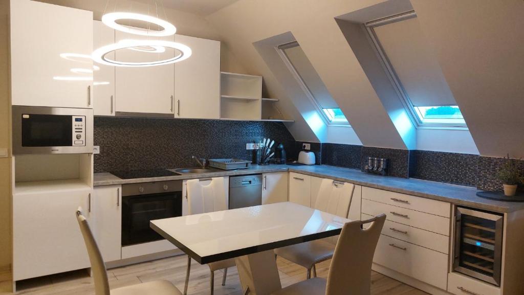 A kitchen or kitchenette at Hajnal apartman