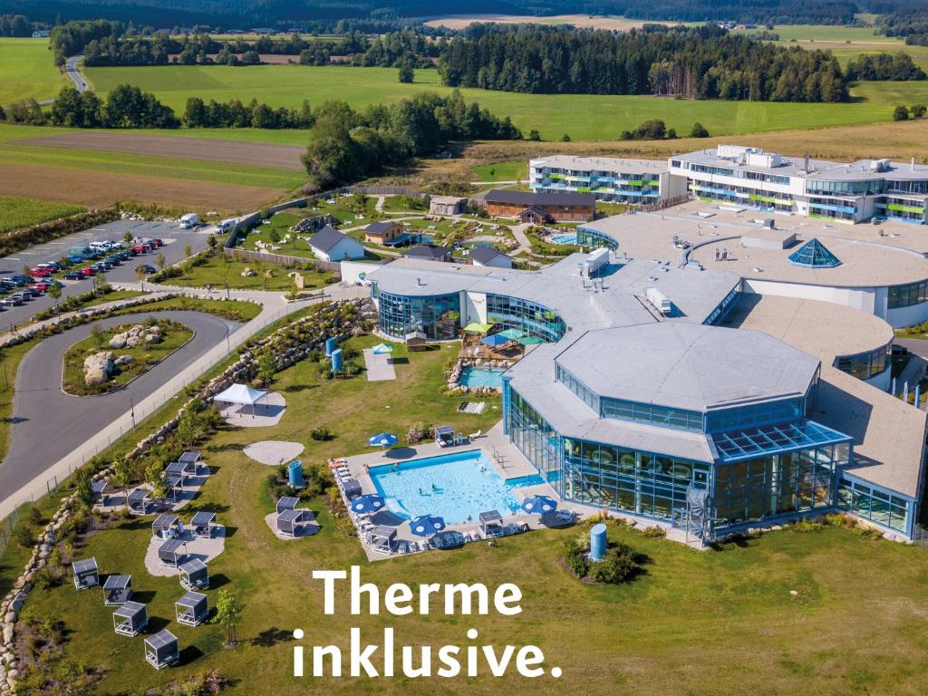 魏森斯塔特的住宿－Siebenquell® GesundZeitResort，享有带游泳池的大型建筑的空中景致