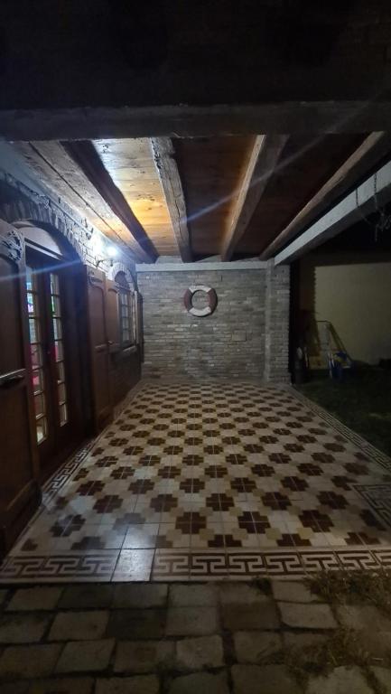 una stanza vuota con un pavimento a scacchi in un edificio di Vikendica Kapetan Bajski a Bezdan