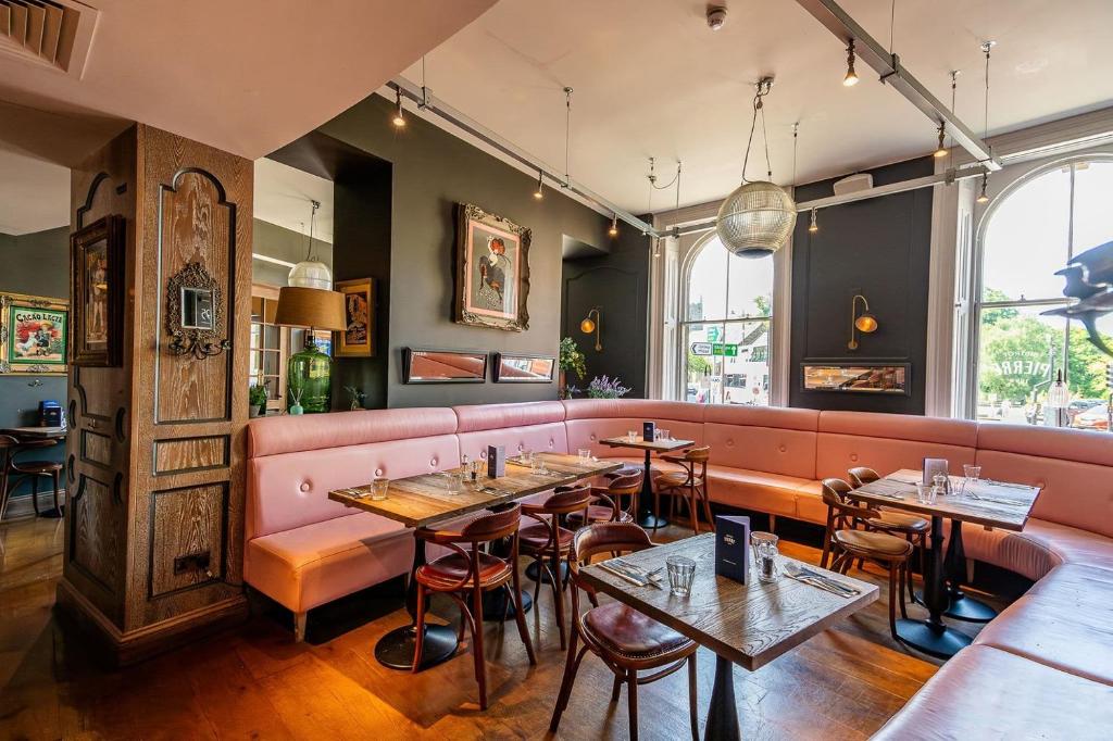 Posezení v ubytování Rooms by Bistrot Pierre at The Crescent Inn