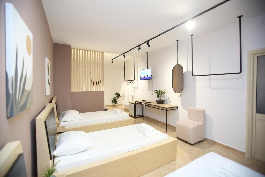 um quarto com 2 camas e uma secretária em TekB Rooms & Apartments em Vlorë