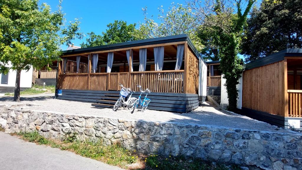 塞爾瑟的住宿－MOBILE HOMES SELCE - Alpe Jadran MOBIL，停放在大楼前的两辆自行车
