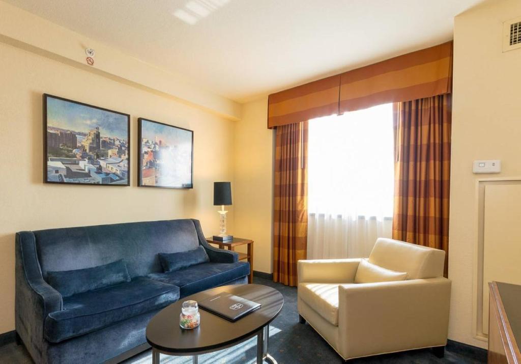 uma sala de estar com um sofá azul e uma mesa em Spacious 1 Bedroom Unit in Prime Location em Nova Iorque