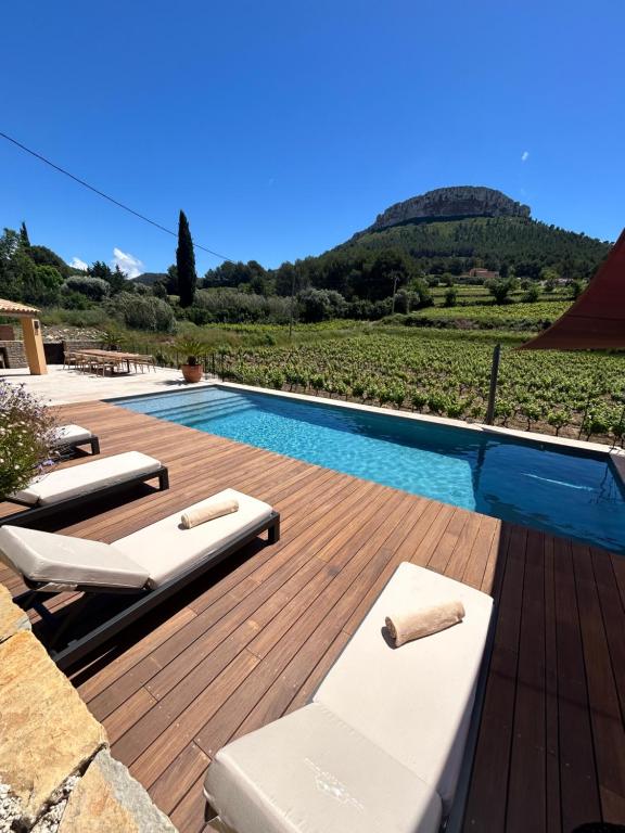 Bazén v ubytování Côté vignes cassis nebo v jeho okolí