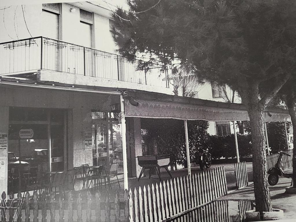 een zwart-witte foto van een huis met een veranda bij Bar Moro 1963 in Cavallino-Treporti