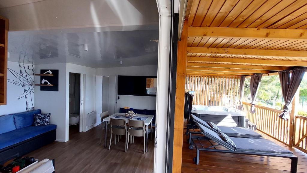TV a/nebo společenská místnost v ubytování MOBILE HOMES SELCE - Alpe Jadran MOBIL