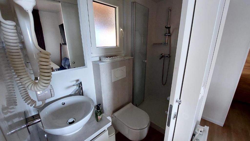 Koupelna v ubytování MOBILE HOMES SELCE - Alpe Jadran MOBIL