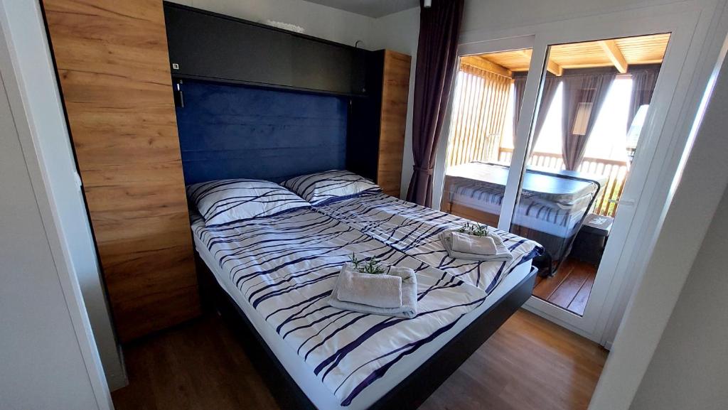 Postel nebo postele na pokoji v ubytování MOBILE HOMES SELCE - Alpe Jadran MOBIL
