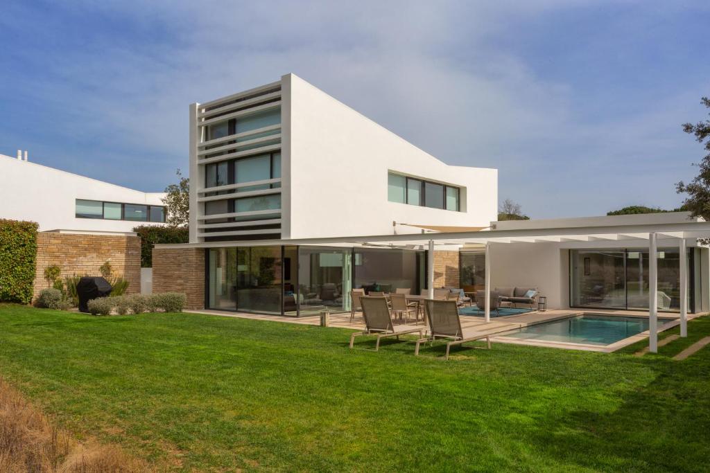 Holiday Rentals at Camiral, a Quinta do Lago Resort - Villa
