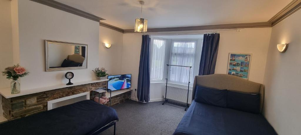 sala de estar con sofá y TV en Plymouth Airbnb en Plymouth