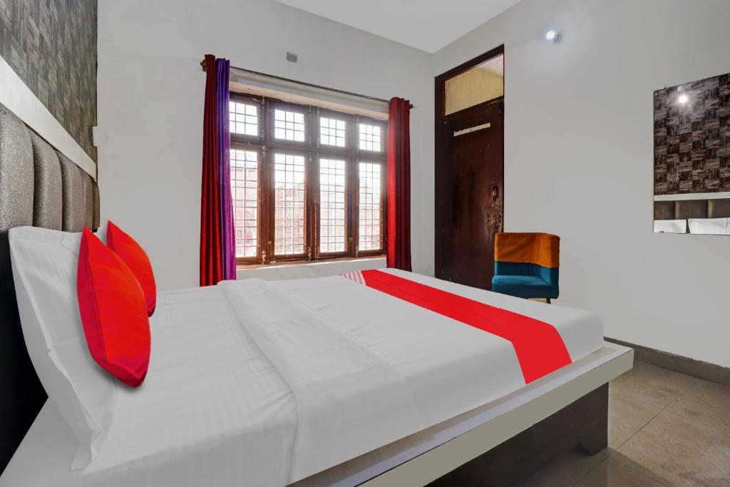 Postel nebo postele na pokoji v ubytování OYO Hotel Atithi