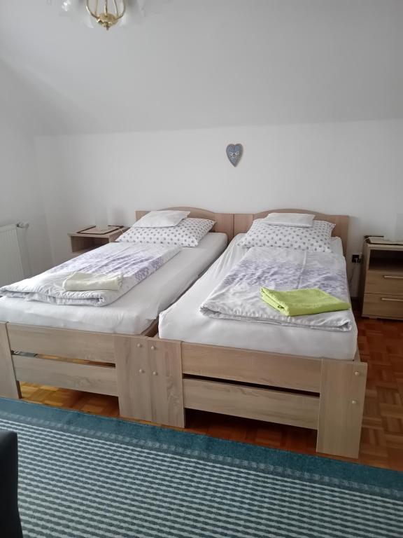 Postel nebo postele na pokoji v ubytování Pension Kristýna