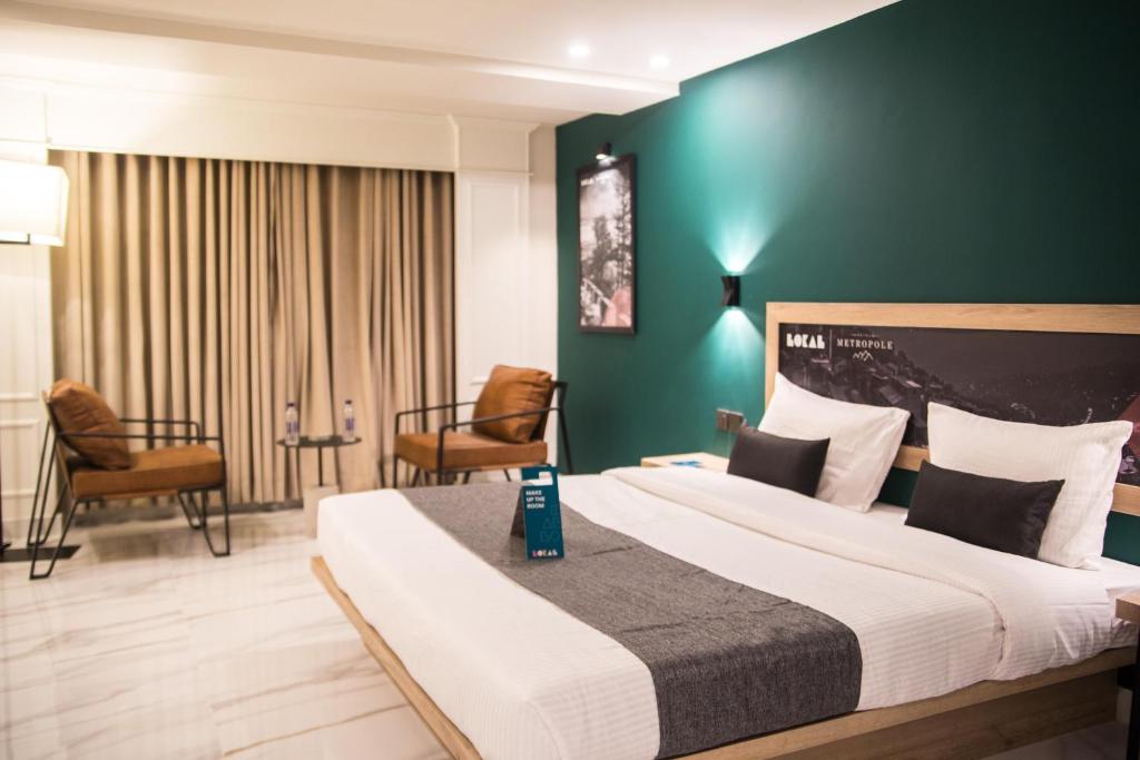 um quarto com uma cama grande e uma parede verde em LOKAL Rooms x Murree Valley View em Murree