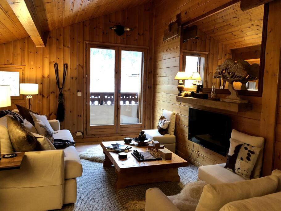 un salon avec un canapé et une cheminée dans l'établissement Stunning Mountain Village Apartment Fabulous Views, aux Contamines-Montjoie