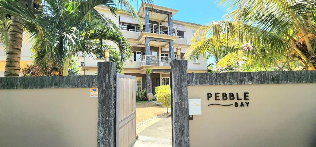 un cartello che legge la marmellata di sbucciate di fronte a un edificio di Number 3, Pebble Bay Appartments, Ground floor a Pereybere