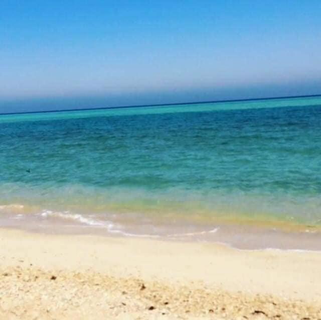 vista sulla spiaggia con l'oceano sullo sfondo di شالية غرفة قرية بلولاجون a Ras Sedr