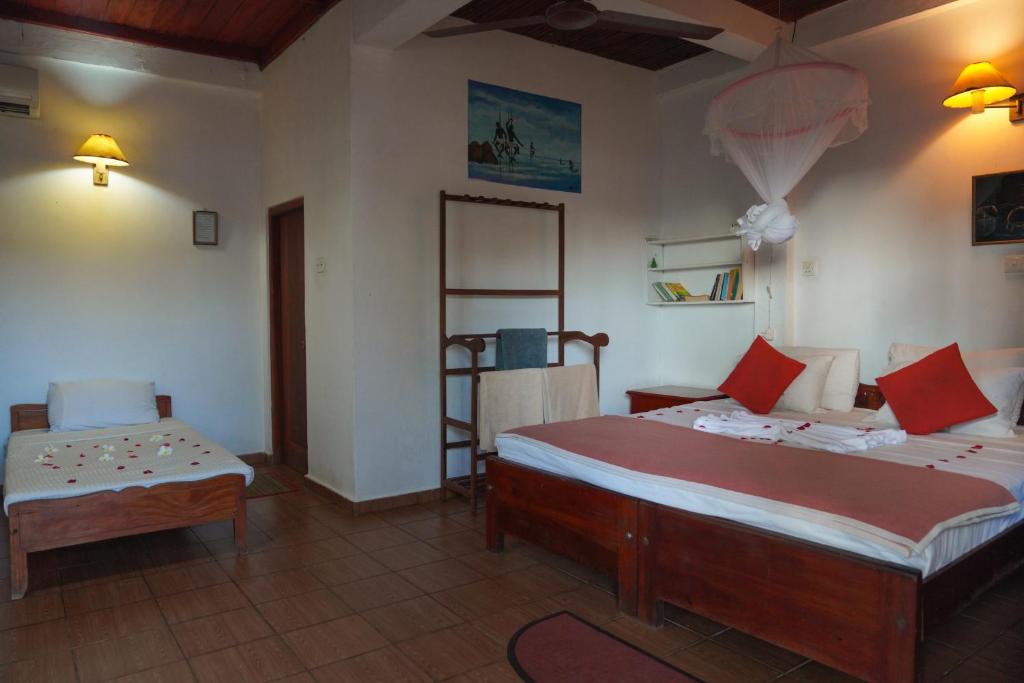 Postel nebo postele na pokoji v ubytování Shanthi Beach Resort
