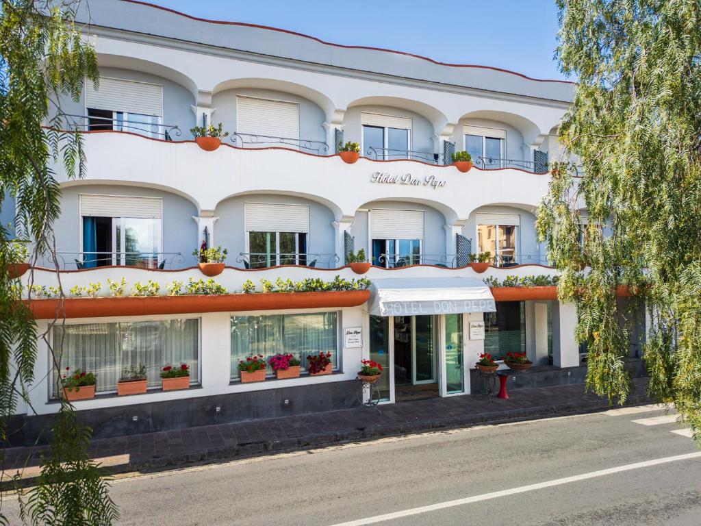 un hotel al lado de la carretera en Hotel Terme Don Pepe, en Isquia