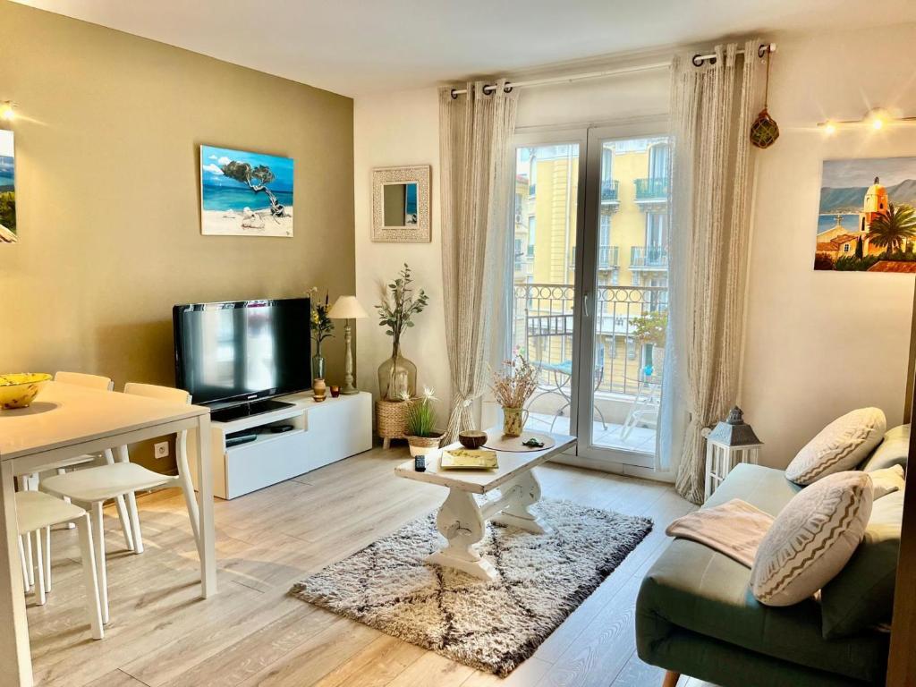 un salon avec un canapé et une table dans l'établissement Le Californie, à Nice