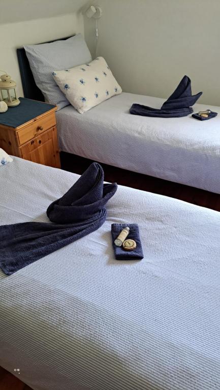Dos camas con toallas y un plato de comida. en Elvebakk Bed & Breakfast, en Reed