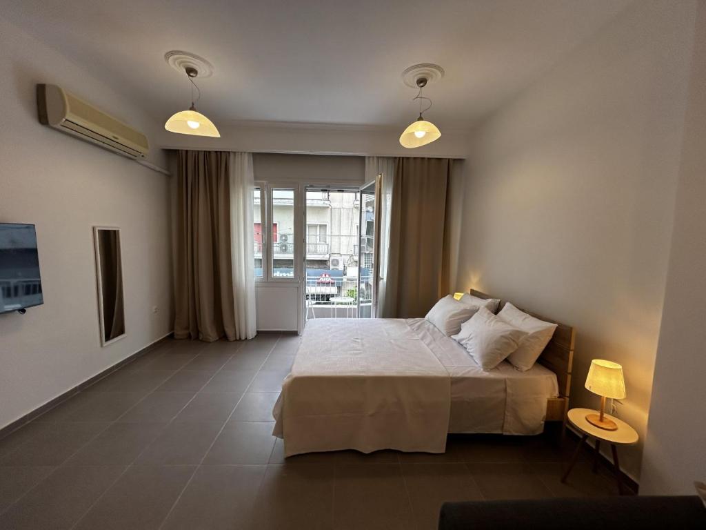 Кровать или кровати в номере Omonoia Central Apartment