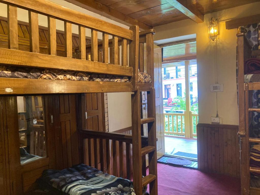 Postel nebo postele na pokoji v ubytování Namha Stay by Negi Wooden House