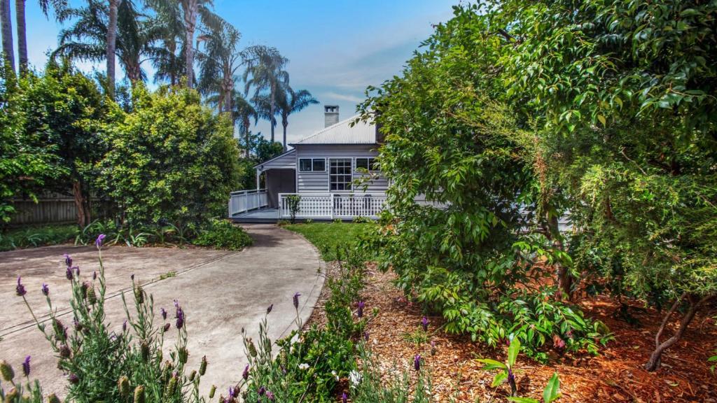ein Haus mit einer Auffahrt zum Garten in der Unterkunft 'Wagstaffe Cottage' by HolidayCo in Booker Bay