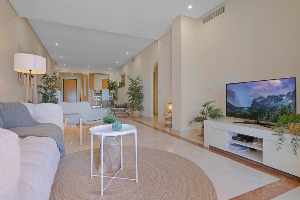 TV a/nebo společenská místnost v ubytování Bright&Spacious in Las Mimosas de Banús