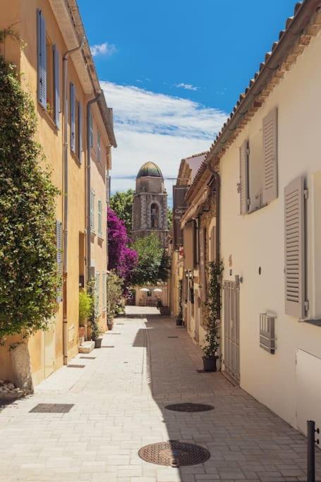 une ruelle étroite avec un bâtiment au loin dans l'établissement 30m2 climatisés dans le village, à Saint-Tropez