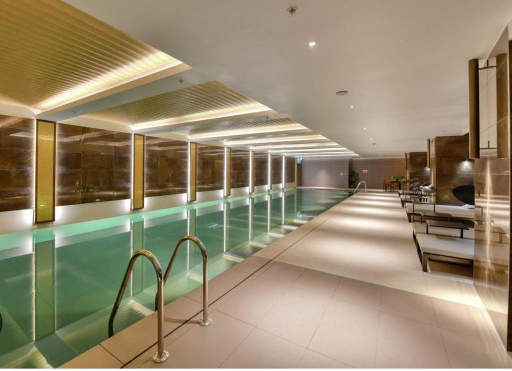 ロンドンにあるOne bedroom Luxury Apartmentのプール付きの建物内のスイミングプール