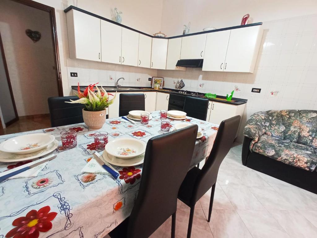 una cocina con mesa y mantel. en Casa mirela apartment, en Cassibile